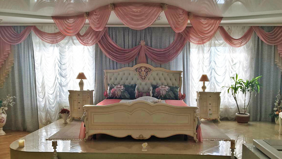 Пользователи пересылали в социальных сетях фотографии спальни с джакузи