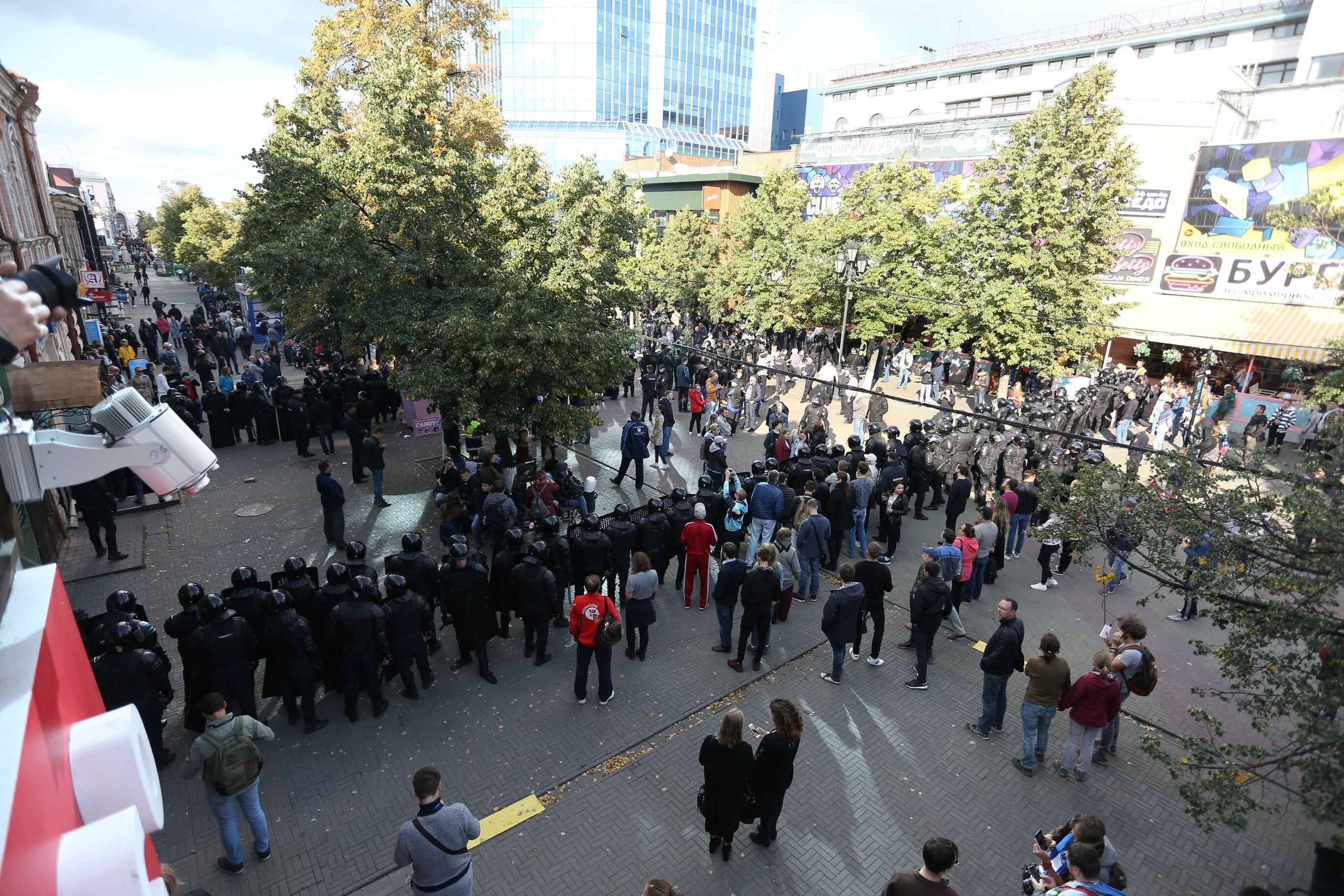 Пятая г. Митинг против Порошенко 2019. Вид как с балкона виден митинг.