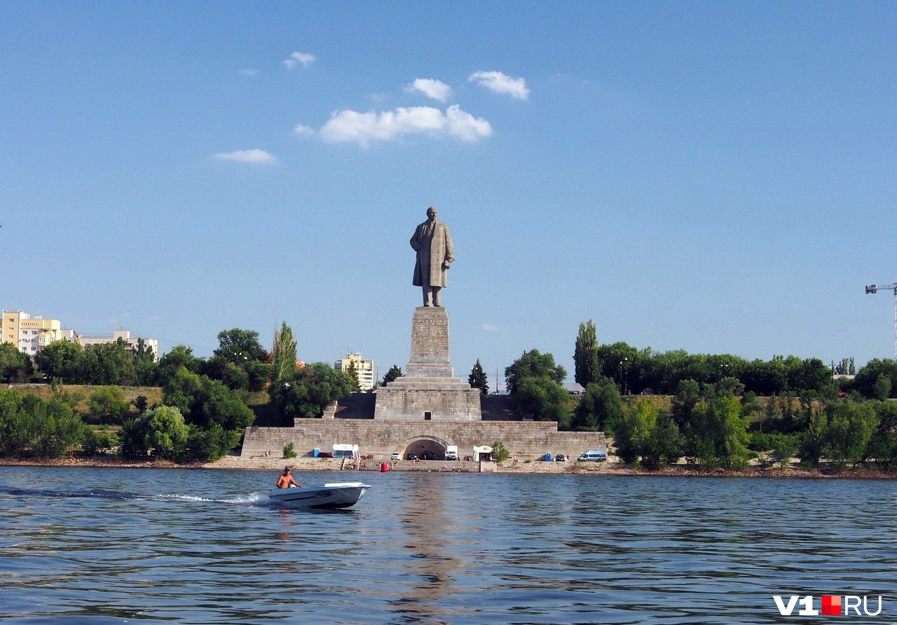 Волгоград монумент Ленина Красноармейский район. Статуя Ленина в Волгограде. Памятник Ленину Волго-Донской канал. Ленин памятник 57 метров в Волгограде.