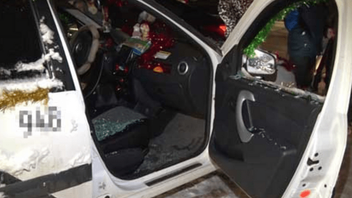 В Дзержинске буйный пассажир молотком разбил такси женщины-водителя после беседы с её коллегами