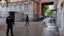 Полиция и пожарные оцепили офис Навального после сообщения о бомбе