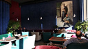 В разноцветной высотке у Нарымского сквера открылся ресторан с портретами киллеров из кино