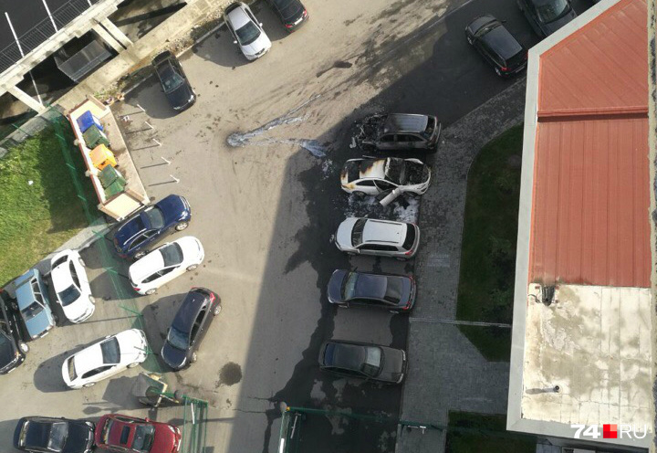Машины были припаркованы в оживлённом дворе в ЖК «Подсолнухи»