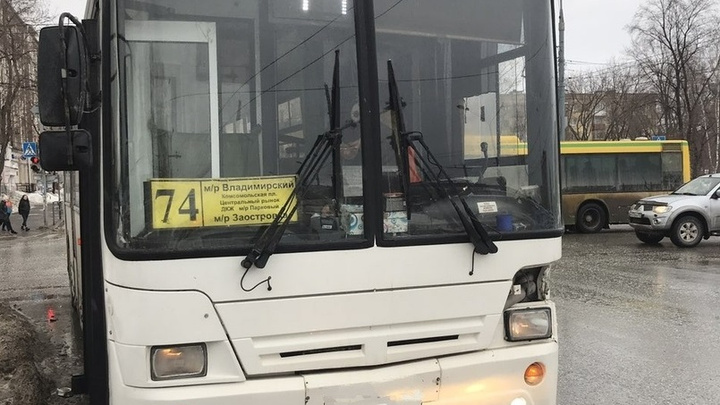 В Перми KIA Rio врезалась в 74-й автобус: кондуктор получила травмы
