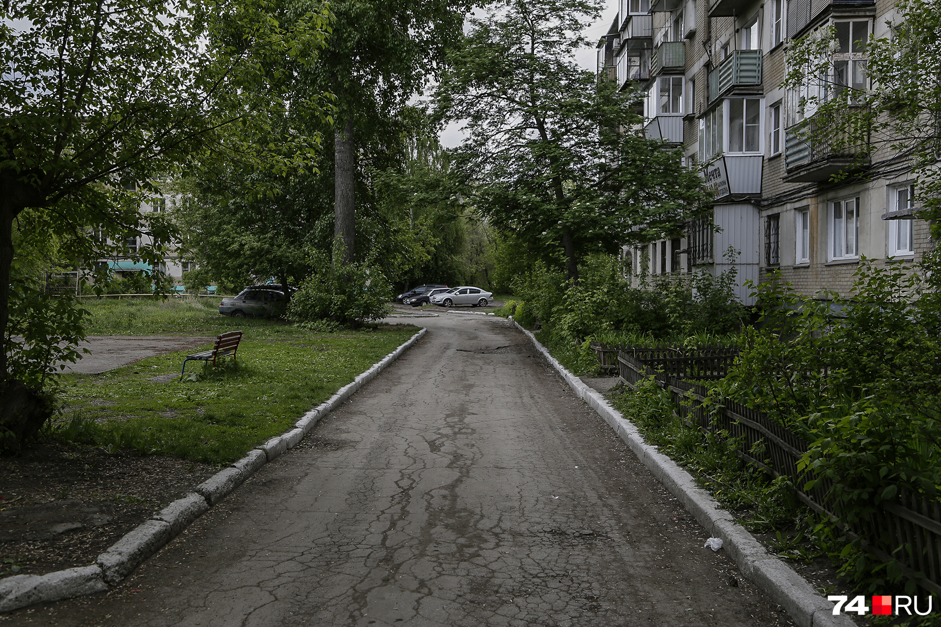 Во дворе на улице Калмыкова поменяют асфальт и обустроят тротуар