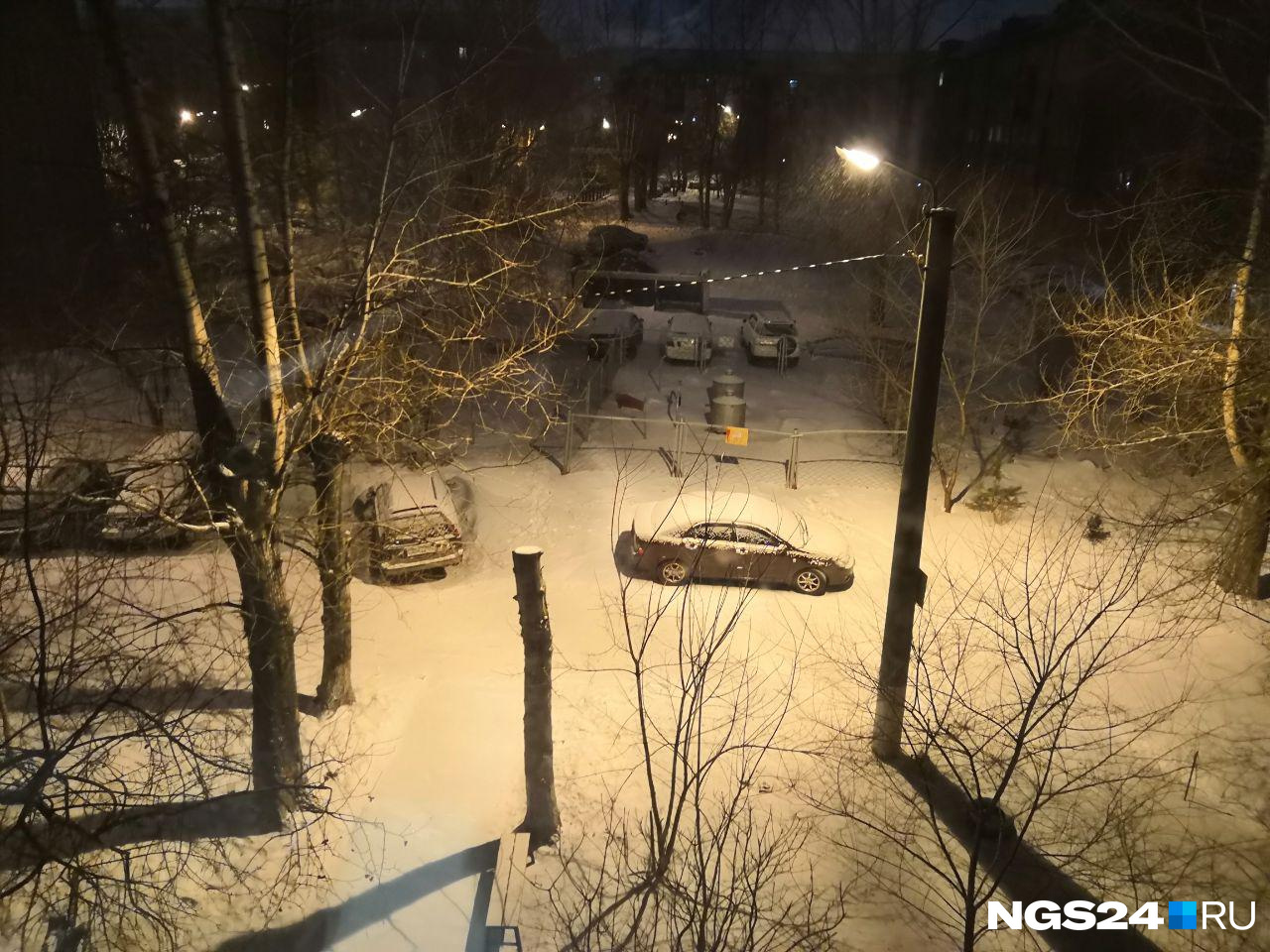 Во дворах Железнодородного района очень снежно Во дворах Железнодородного района очень снежно