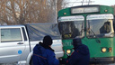 УАЗ занесло на Сибиряков-Гвардейцев: он вылетел наперерез троллейбусу