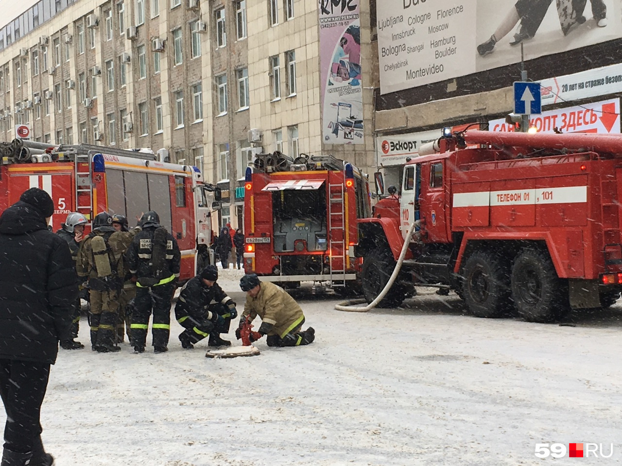 Машины МЧС подключают к пожарным гидрантам Машины МЧС подключают к пожарным гидрантам