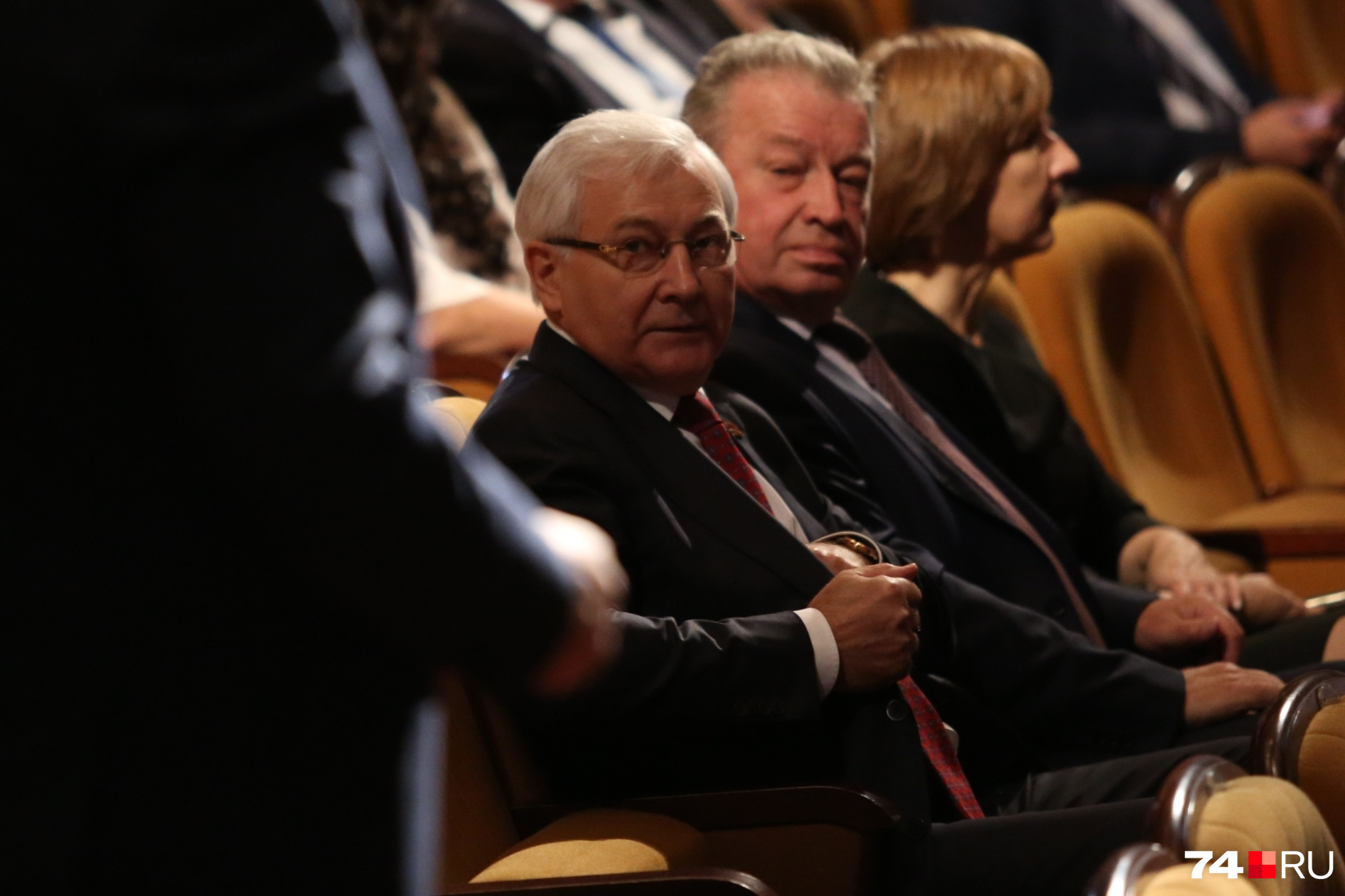 Парламентарии Юрий Карликанов (на первом плане) и Анатолий Брагин уже заняли места в зале Парламентарии Юрий Карликанов (на первом плане) и Анатолий Брагин уже заняли места в зале