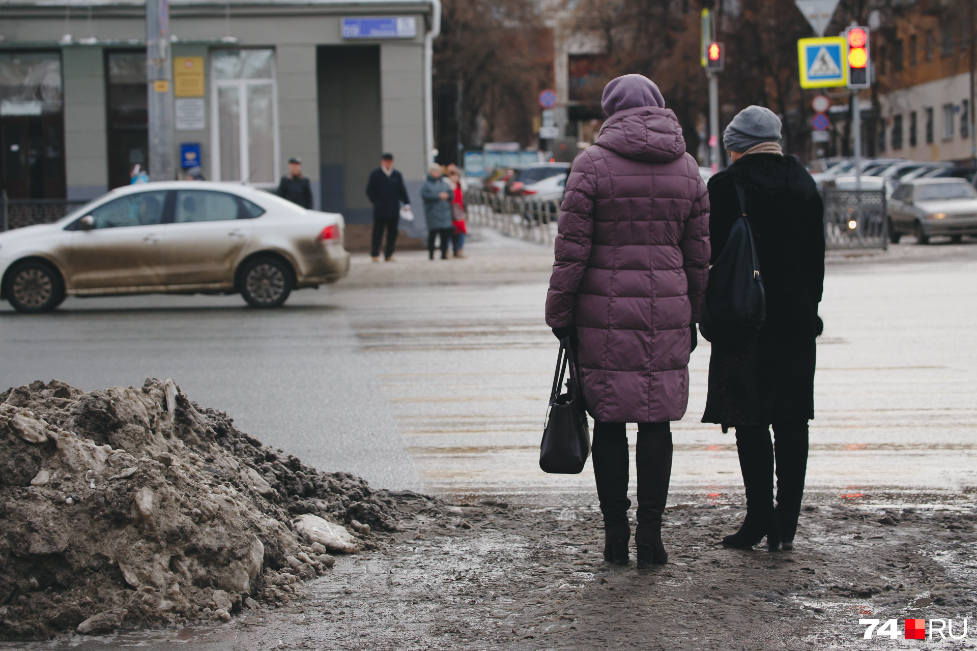 Дороги, в отличие от тротуаров, выглядят чистыми Дороги, в отличие от тротуаров, выглядят чистыми