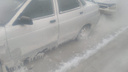 В Новосибирске водитель оставил на час машину возле дома: она вмёрзла в лёд
