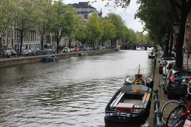 Поскольку Амстердам — город на воде, у многих есть личные лодки, припаркованные прямо под окнами. Удобно
