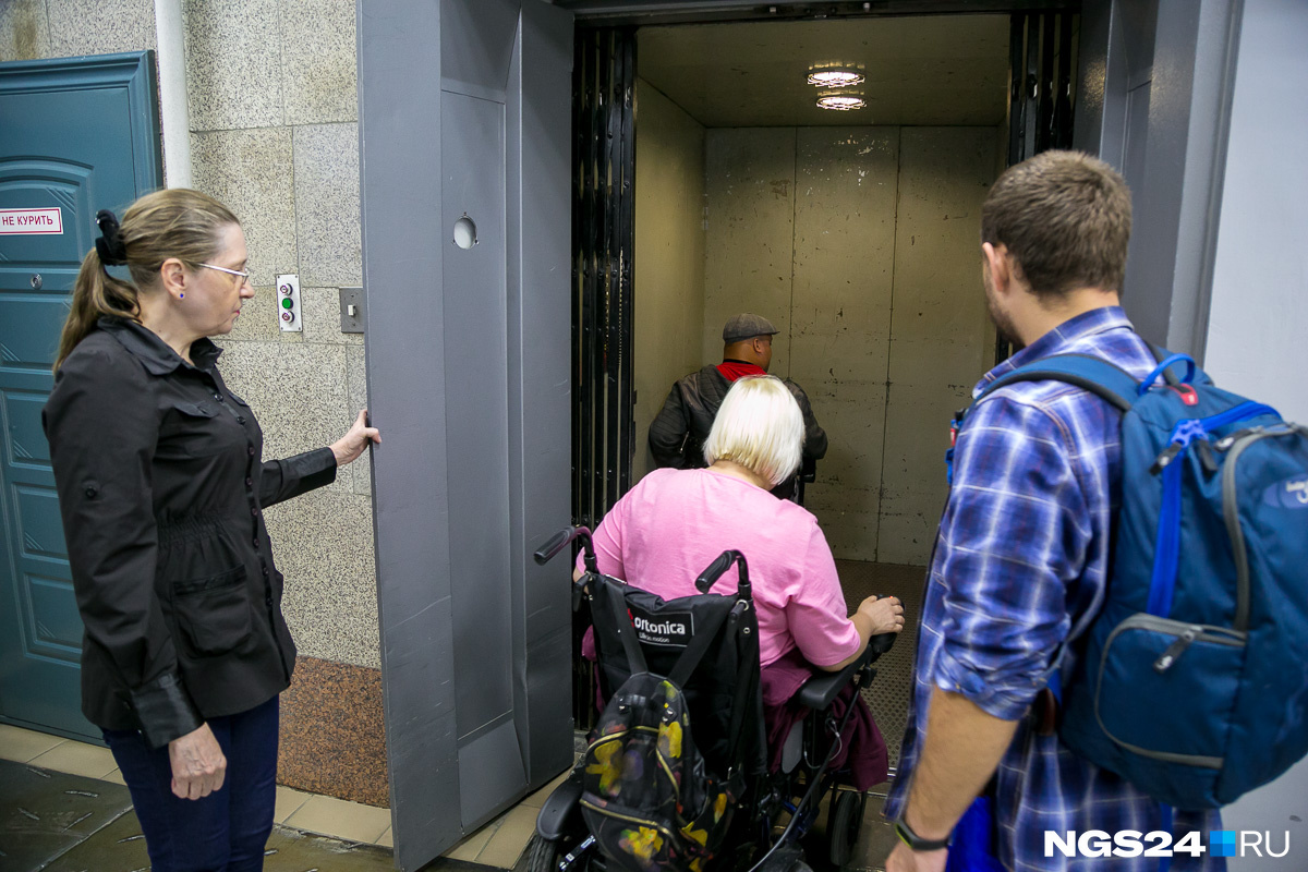 Внезапно возникшая женщина провела нас к грузовому лифту в потайных коридорах ЦУМа
