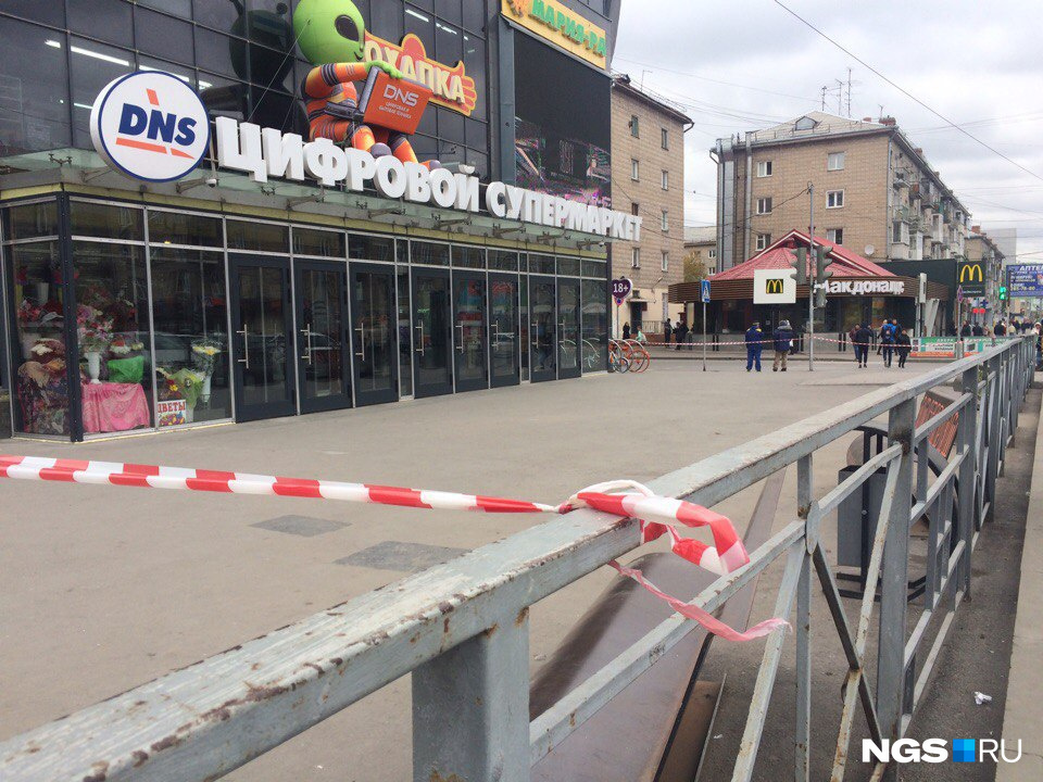 С одной стороны ТЦ «Метромаркет» патрулирует охранник С одной стороны ТЦ «Метромаркет» патрулирует охранник