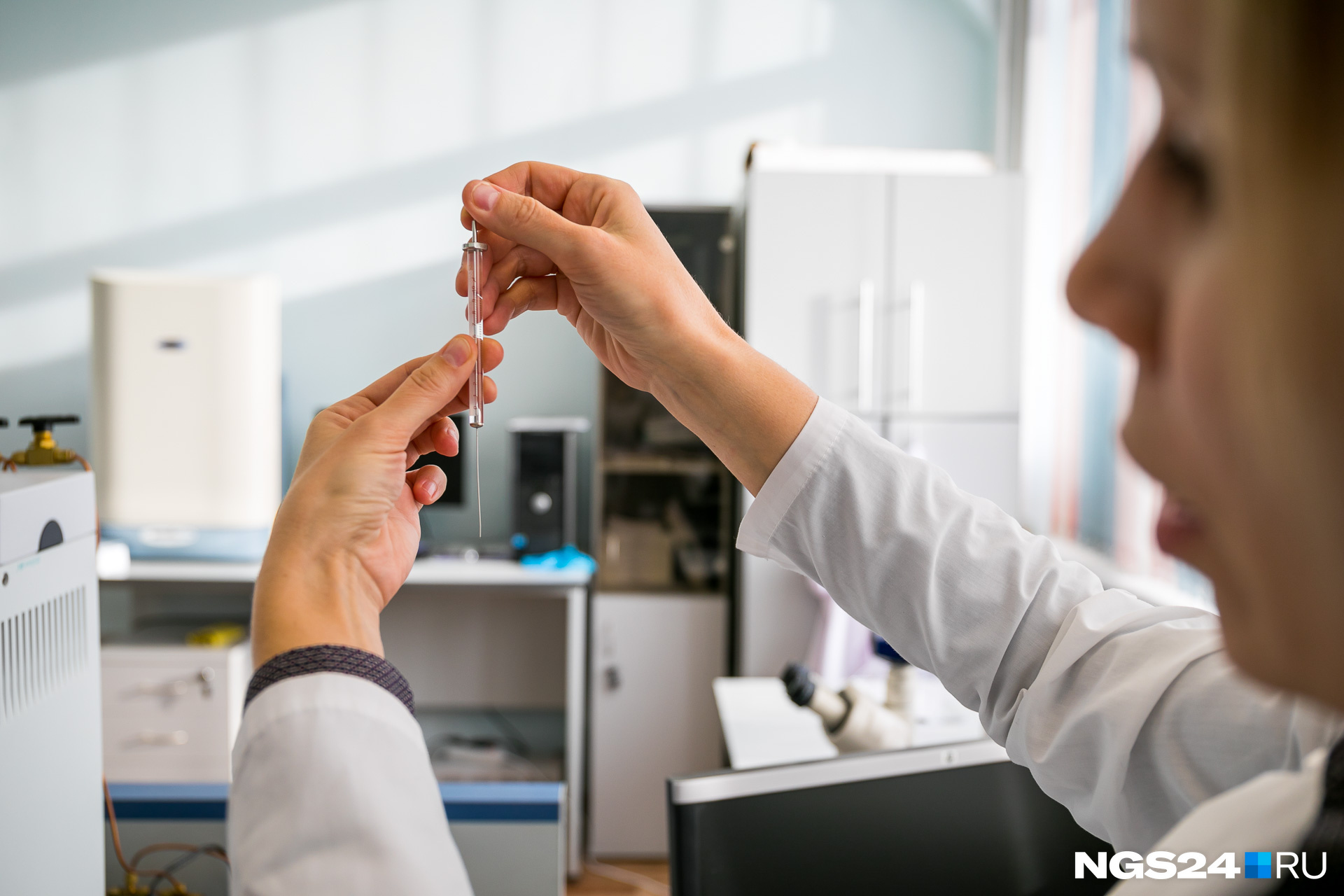Большая часть работы Олеси проходит в лаборатории Большая часть работы Олеси проходит в лаборатории