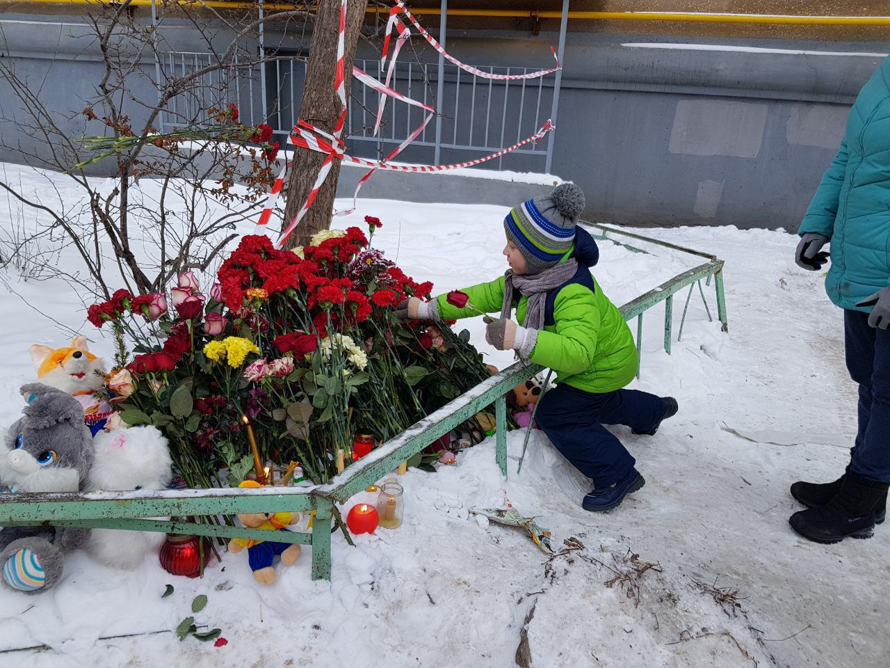 К дому на Карла Маркса несут живые цветы К дому на Карла Маркса несут живые цветы