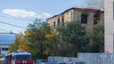 «Уже развернули автолестницу»: напротив бассейна в Челябинске вспыхнула трёхэтажка