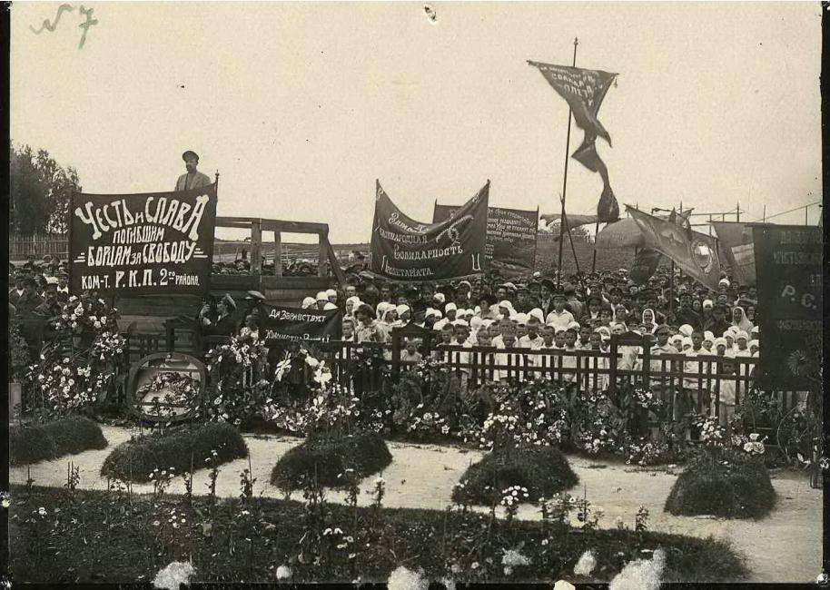 15 июля шествие с транспарантами доходило до могил погибших солдат 