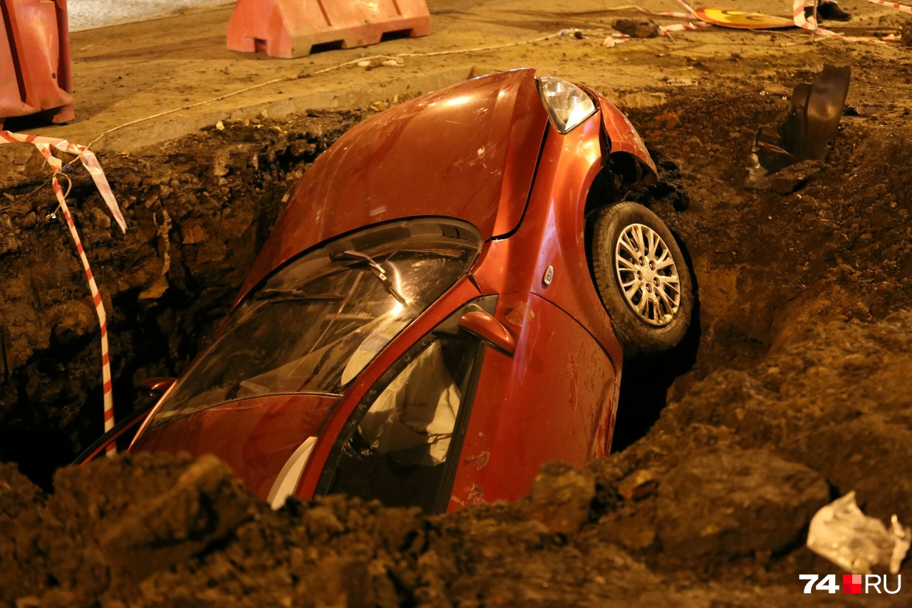 Очевидцы полагают, что машина проехала по краю и её стащило в яму