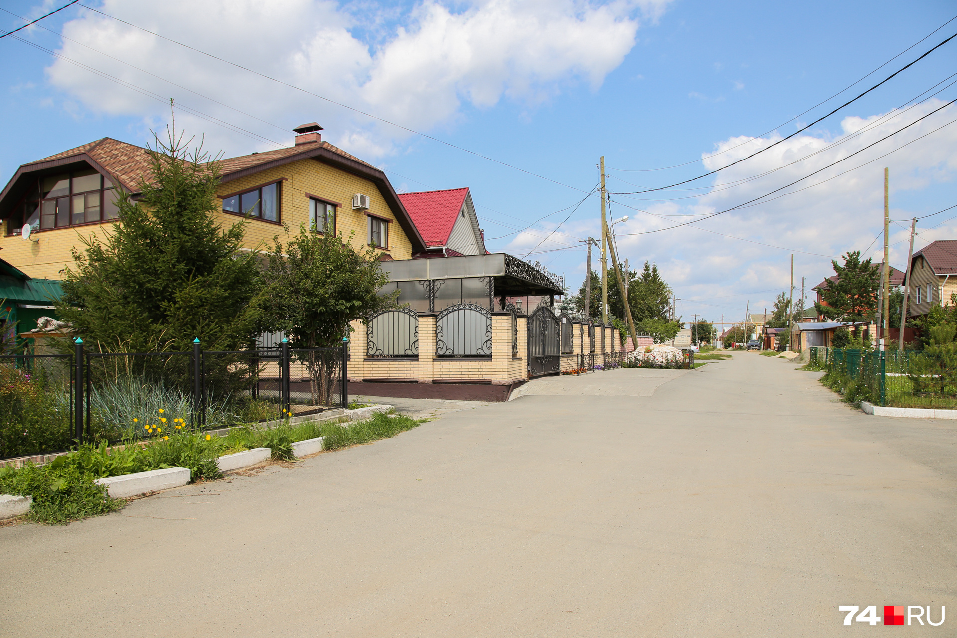 Впрочем, у домов побогаче закатан хороший асфальт Впрочем, у домов побогаче закатан хороший асфальт