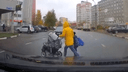 В Ярославле молодая мама с коляской и с ребёнком бросилась под колёса: видео