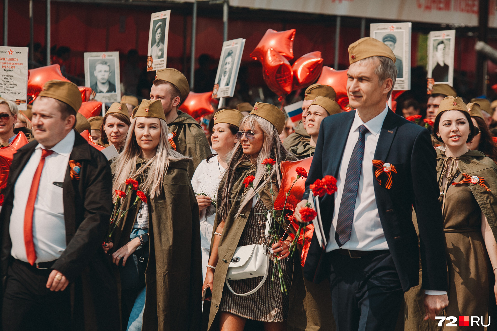Современных белокурых принцесс заметила наша Ирина Шарова среди участников парада. В форме военных лет, с гвоздиками в руках. С модными сумочками и очками от солнца