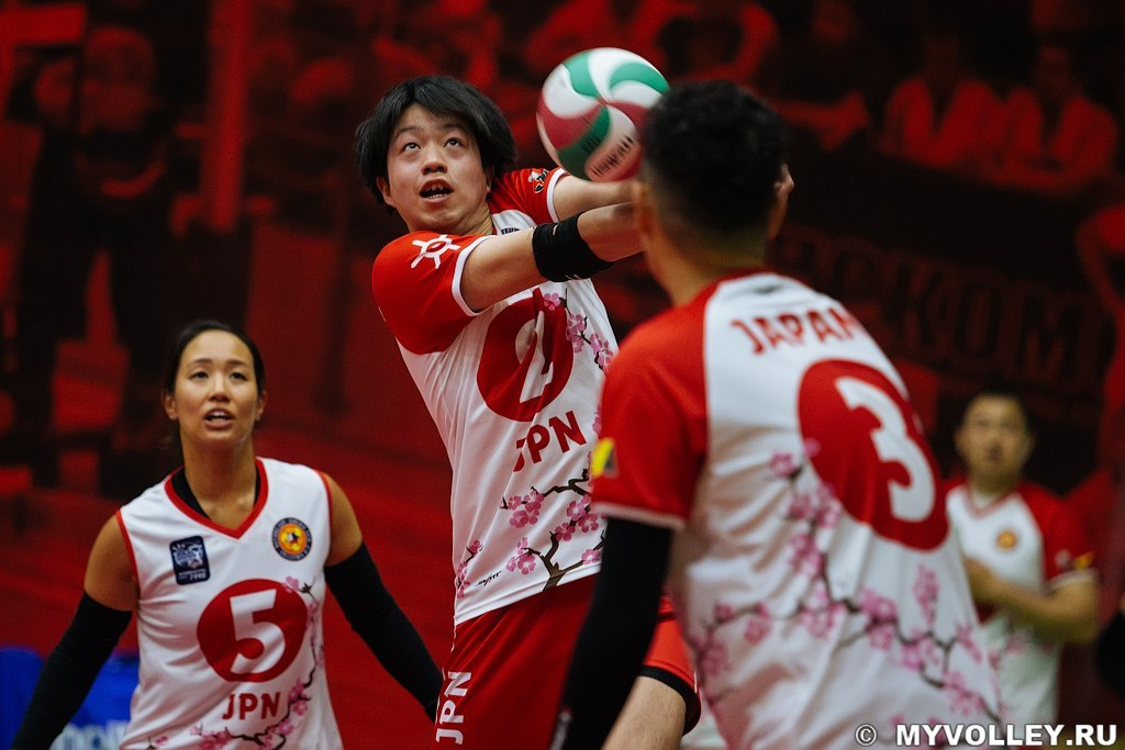 Японские волейболисты в обороне