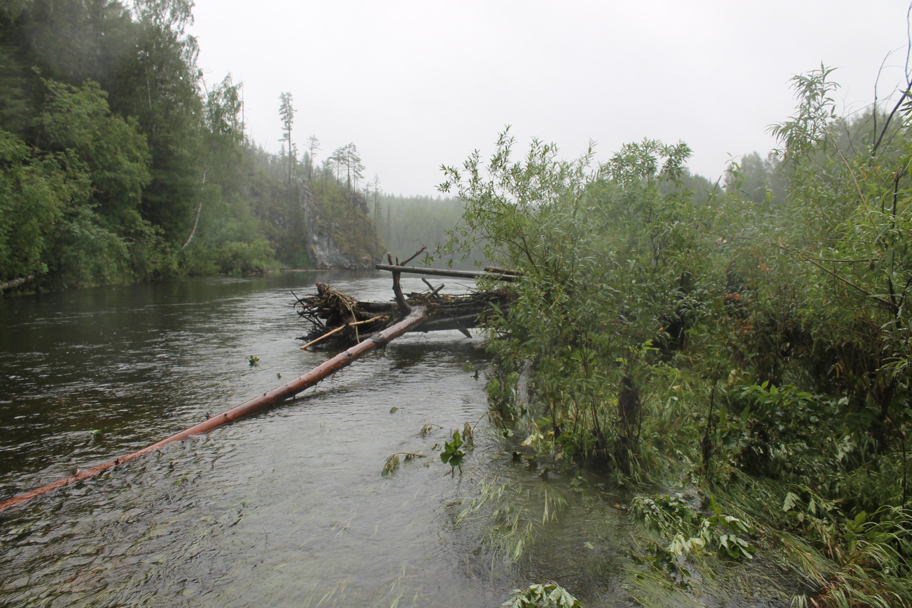 В течени реки был сильный излом. Трагедия на реке Лозьва в Свердловской области. Манси Лозьва. Шайтан яма на Лозьве. Поселок Ушма на реке Лозьва 2023 г.