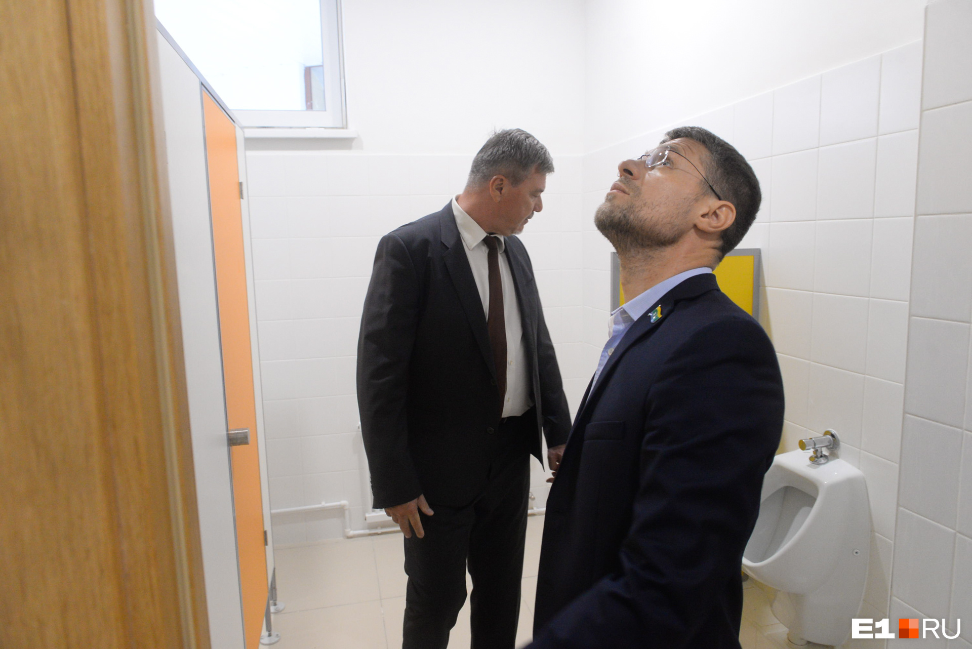 Экскурсия по новой школе завершается в туалете, по комфорту таких помещений всегда можно судить об общем уровне зданий