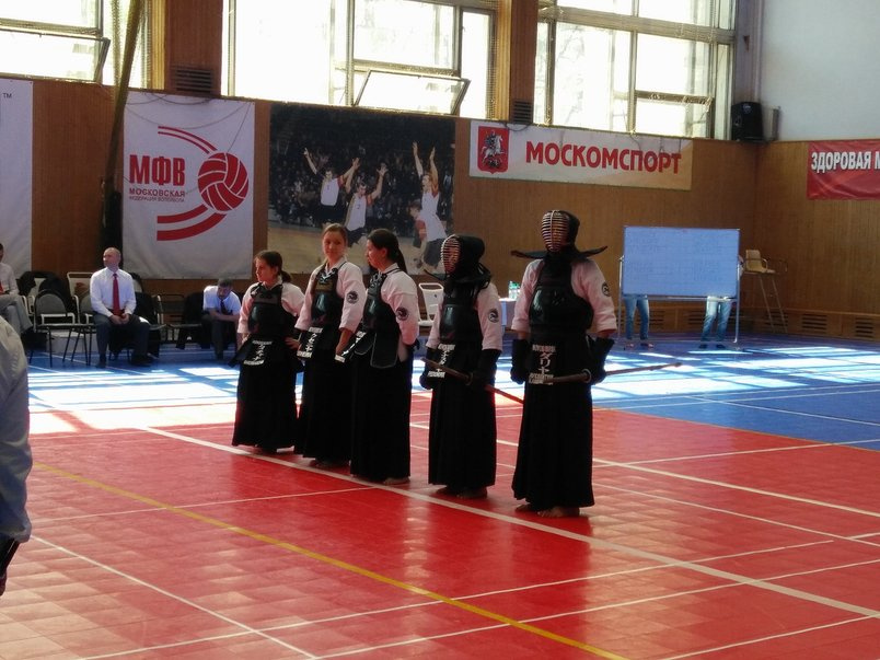 Женская сборная по кендо из Новосибирска готовится к поединку
