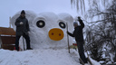 Ярославец собрал из снега четырёхметровую свинью-горку: где стоит скульптура