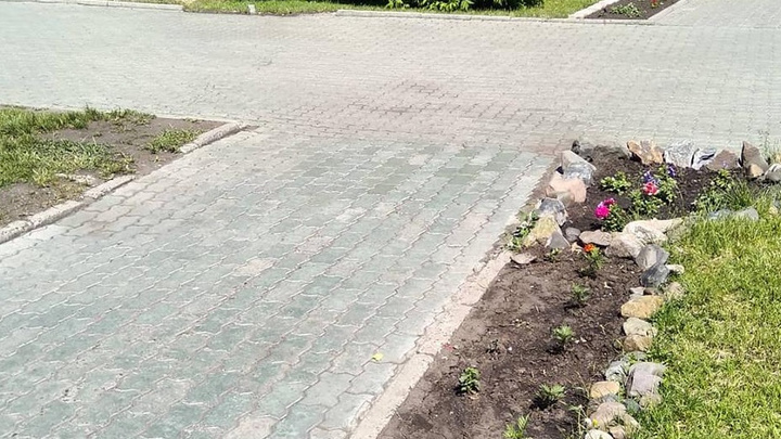Красноярец в одном фото показал странности благоустройства Красноярска и причины непролазной грязи