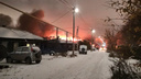 Сгорели соседние дома: на улице Большой произошёл пожар в частном секторе