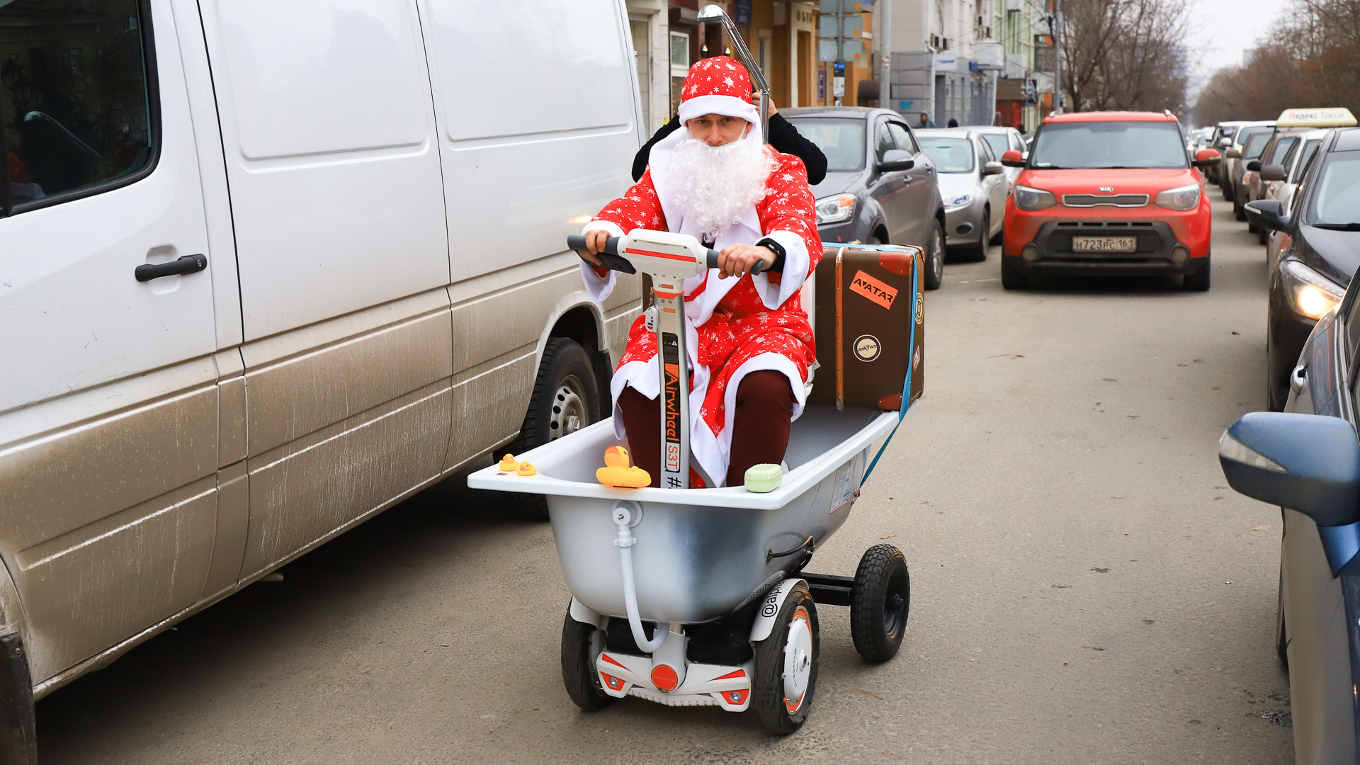 Ванна вместо саней: необычный Дед Мороз прокатился по центру Ростова и угостил прохожих конфетами