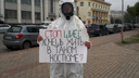 Архангелогородца не стали наказывать за пикет в противогазе. Суд решил, что нарушений нет