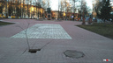 Обрушился грунт: кто отремонтирует обвал плитки у детской площадки в парке Ярославля
