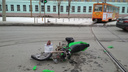 Неудачно открыл сезон: в Челябинске мотоциклист врезался в трамвай