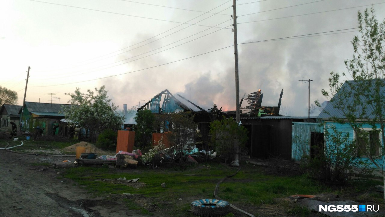 Пожар в частном секторе. Пожар в частном секторе в Омске. Фото пожар в частном секторе. Пожар на улице красных Зорь Ростов.