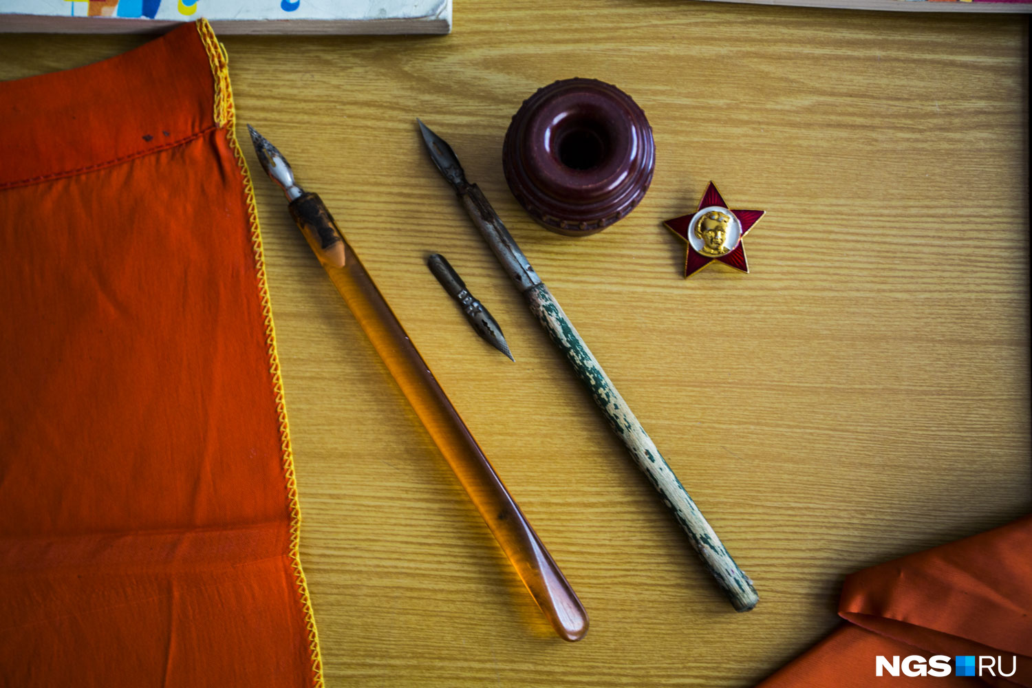 Перьевые ручки, найденные в школе