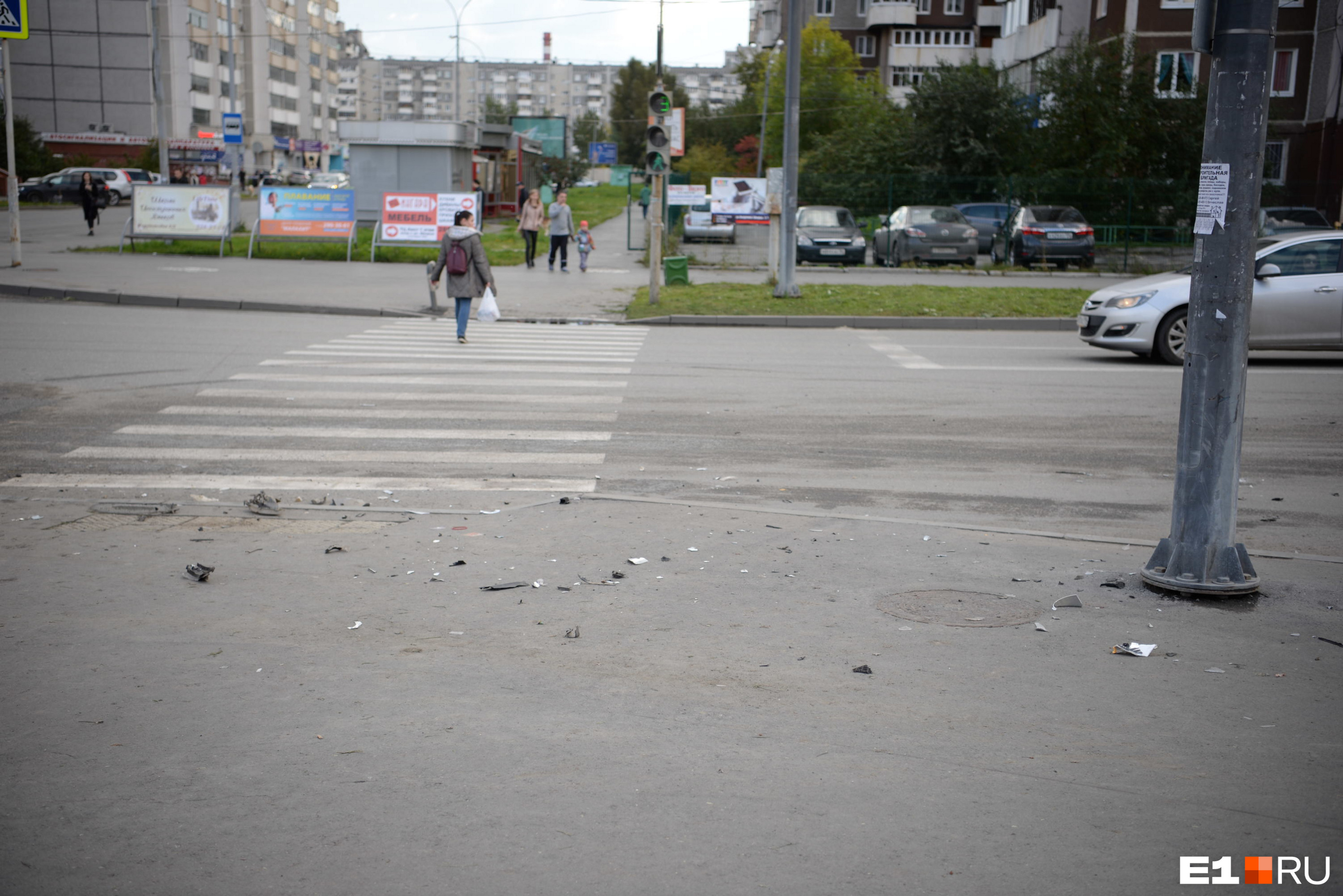 Пешехода сбили на тротуаре. Е1 Екатеринбург происшествия и аварии. Е1 Екатеринбург. Сбили пешехода на Дыбенко.