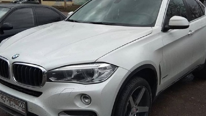 В Башкирии инспектор ДПС задержал водителя без прав на элитном BMW