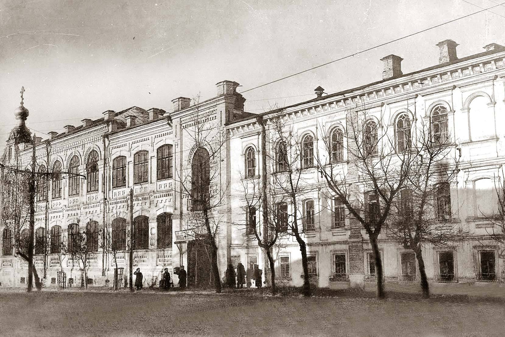 Оно же, с 1913 года в нем размещается земская управа, а с 1915 года — лазарет. На фото видно вывеску «лазарет» Оно же, с 1913 года в нем размещается земская управа, а с 1915 года — лазарет. На фото видно вывеску «лазарет»