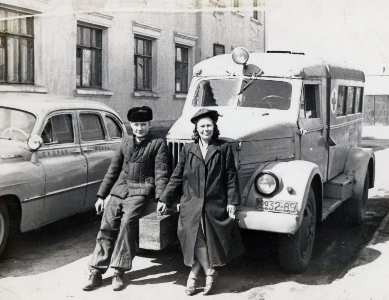 Работники скорой помощи держат чемоданчик со всем необходимым. На фото — 50-е годы