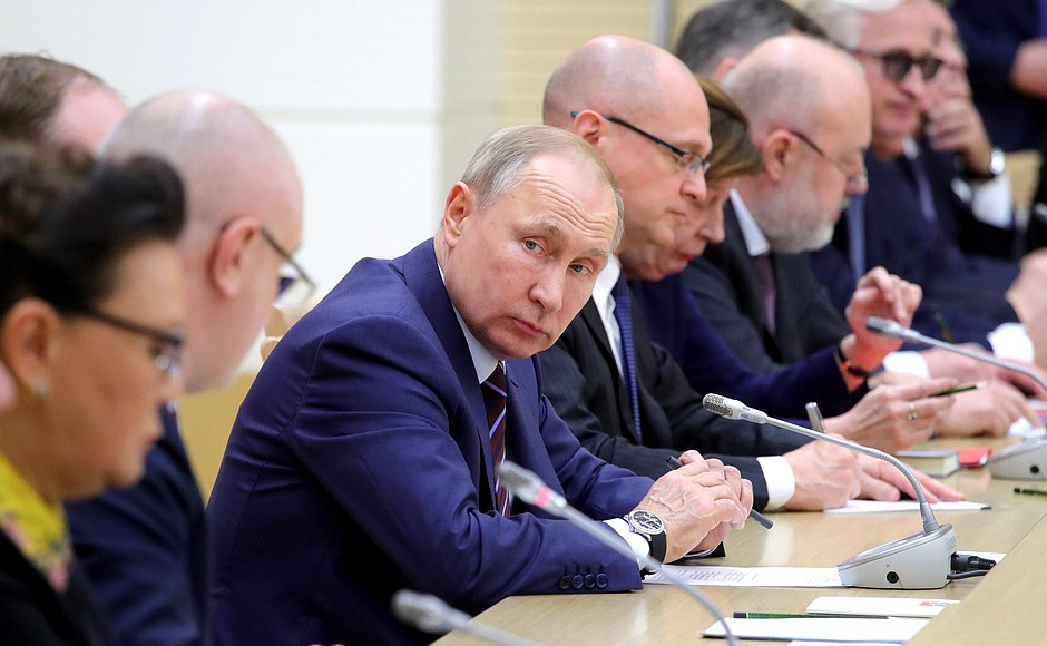 Владимир Путин ответил на вопросы членов рабочей группы по подготовке предложений о внесении поправок в Конституцию РФ. На заднем фоне — свердловский депутат Павел Крашенинников Владимир Путин ответил на вопросы членов рабочей группы по подготовке предложений о внесении поправок в Конституцию РФ. На заднем фоне — свердловский депутат Павел Крашенинников