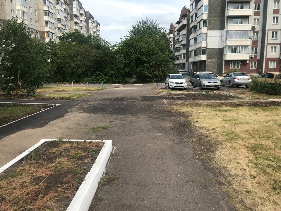 Новый асфальт уложен поверх старого Новый асфальт уложен поверх старого