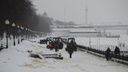 «Не сломал лёд — доломают тракторы»: после потопа на Волжскую набережную вышла коммунальная техника