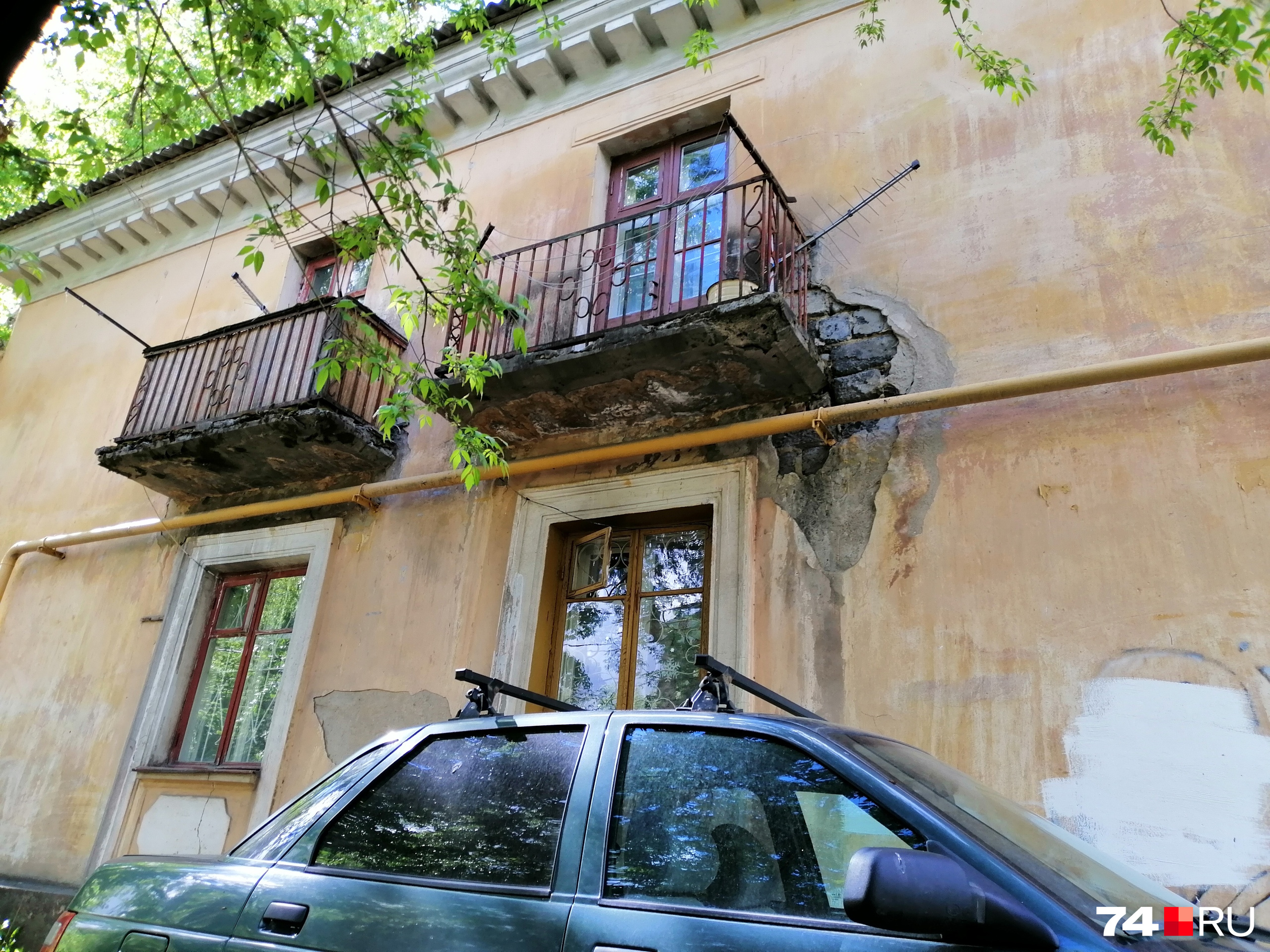 Фасады стареньких домов выглядят грустно: штукатурка обваливается, а конструкция балконов кажется ветхой Фасады стареньких домов выглядят грустно: штукатурка обваливается, а конструкция балконов кажется ветхой