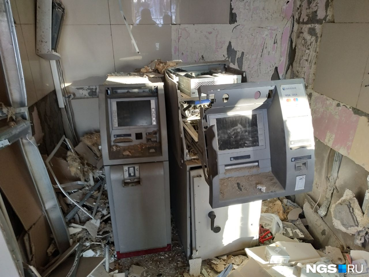 Взрывом повредило не только банкоматы, но и помещение, где они находятся