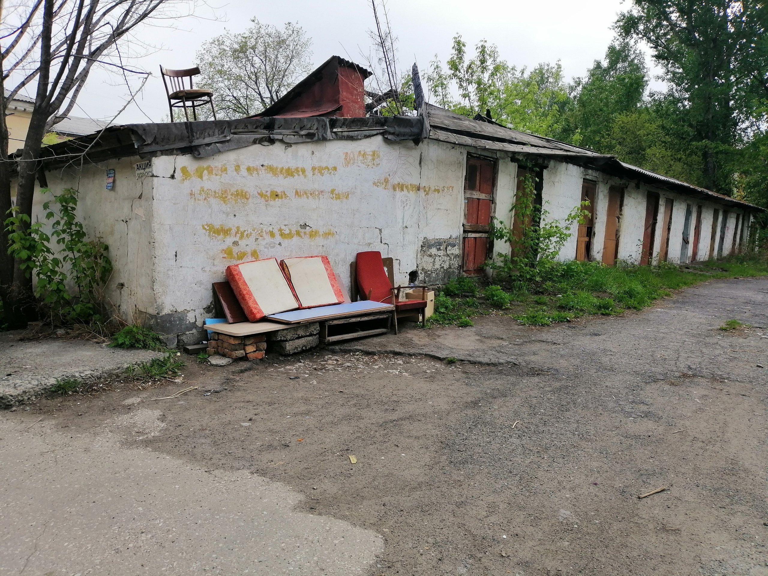 Вот такое место отдыха обустроили себе местные жители напротив подъезда дома № 6 на улице Безрукова