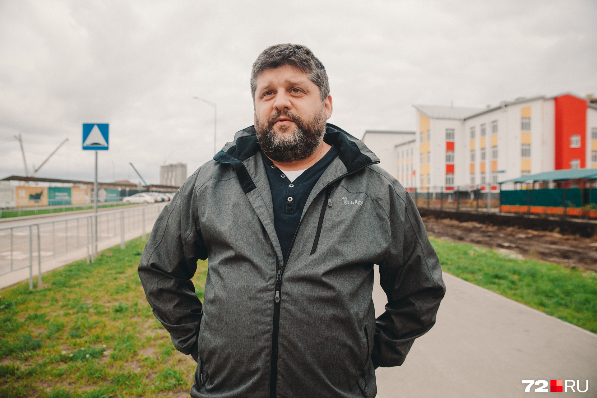 Михаил Гончаров признается, что ему нравится здесь жить. Правда, дополнительный детсад в районе бы не помешал Михаил Гончаров признается, что ему нравится здесь жить. Правда, дополнительный детсад в районе бы не помешал